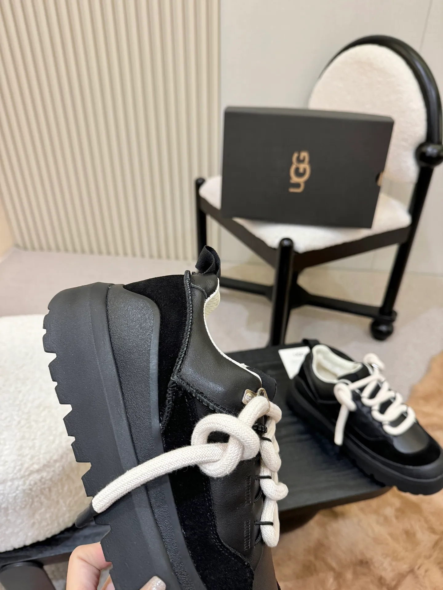 Men's shoes for P600! New UGG is on the market! Autumn and winter modern casual men's and women's low-cut shoes, snow boots, slippers, two-way shoes, this set of ugly bread shoes 🤏 Suede + sheepskin integrated lining, super convenient to step on. Adjustable upper straps. Velcro design adapts to various foot types. Thick soles hide flesh and are sexy, and feel like stepping on cotton☁️ When you go out on the street, you are chased and asked 🔗 Do you want to be lazy and fashionable in autumn and winter? Just lock this one💥 Style number, 1171355, size 35-41, men’s size 39-45